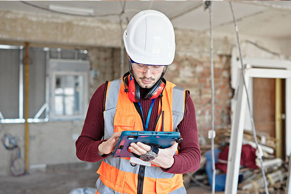 Programmbereich Bautagebuch - Mann mit Tablet auf Baustelle