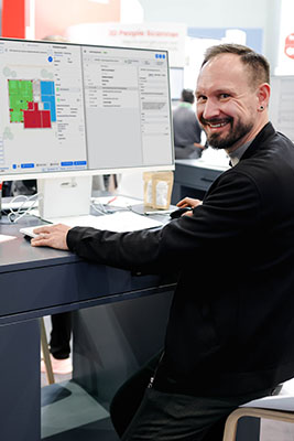SOFTTECH - Mitarbeiter auf Messestand